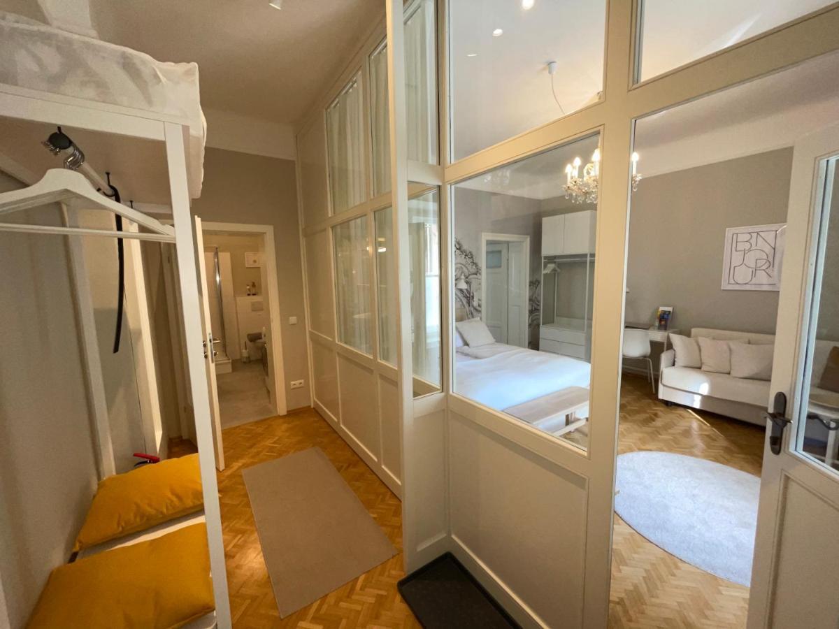 White Flat By Grazrentals With Cool Location & Free Parking Ngoại thất bức ảnh