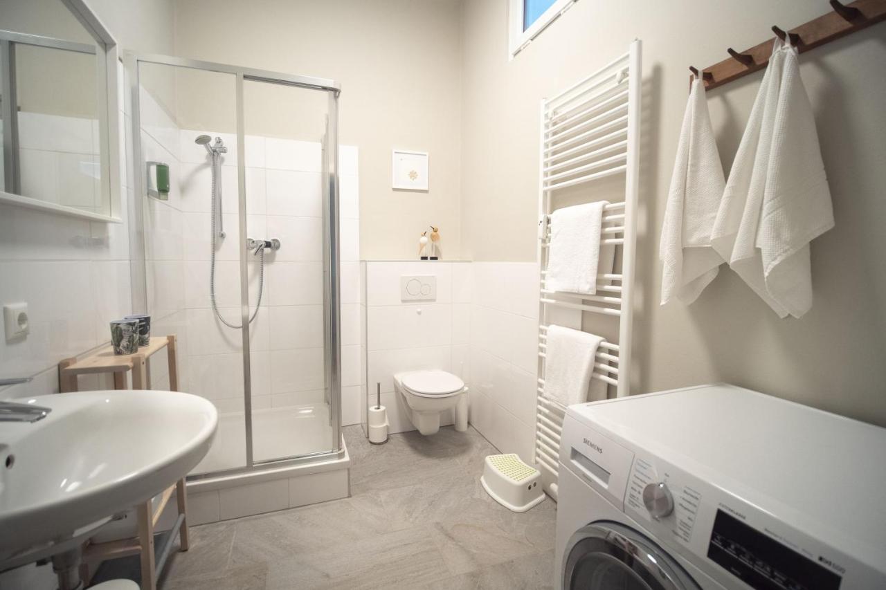 White Flat By Grazrentals With Cool Location & Free Parking Ngoại thất bức ảnh
