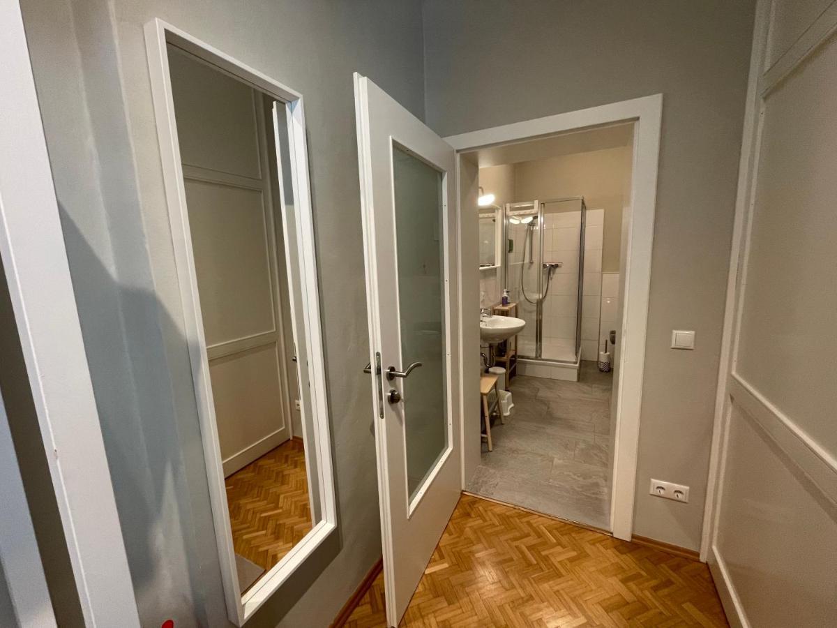 White Flat By Grazrentals With Cool Location & Free Parking Ngoại thất bức ảnh