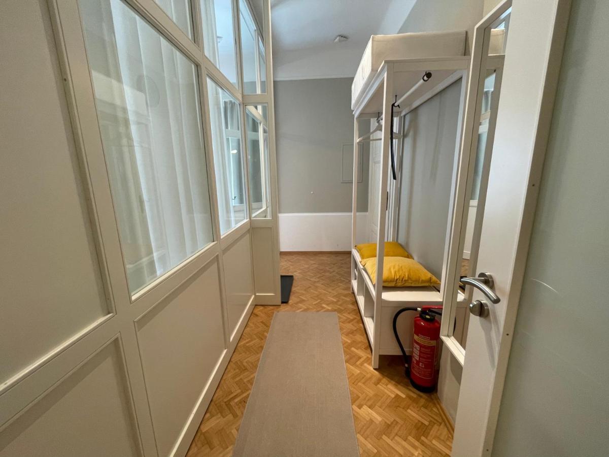 White Flat By Grazrentals With Cool Location & Free Parking Ngoại thất bức ảnh