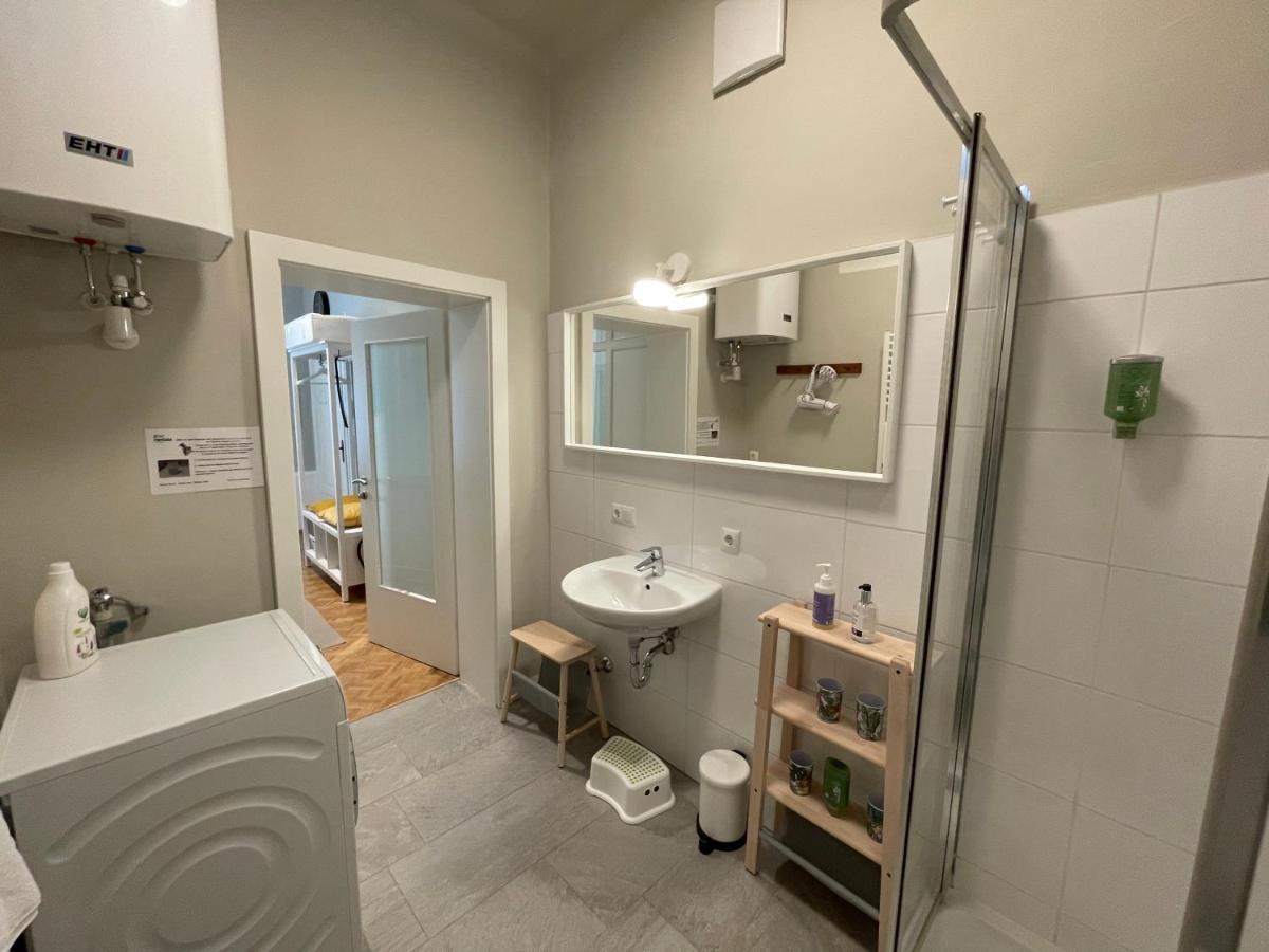 White Flat By Grazrentals With Cool Location & Free Parking Ngoại thất bức ảnh