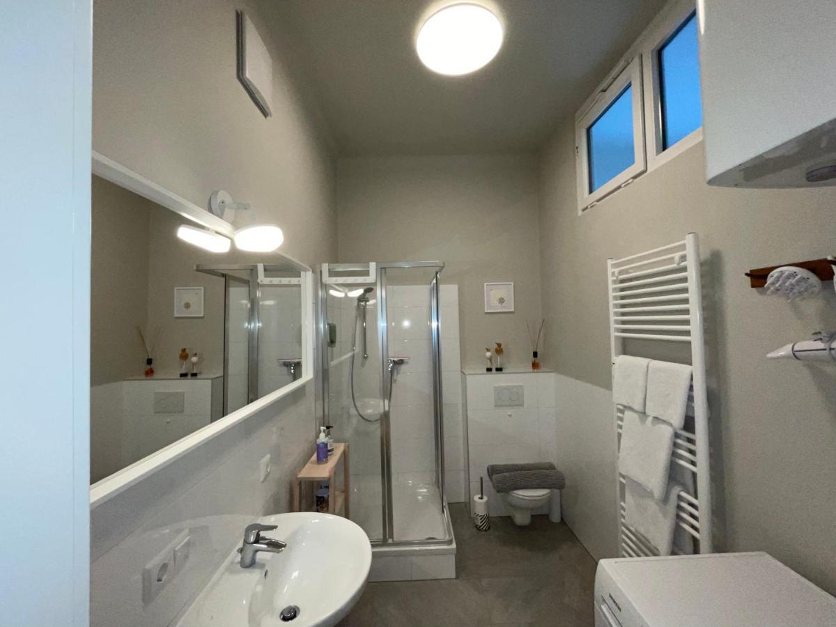 White Flat By Grazrentals With Cool Location & Free Parking Ngoại thất bức ảnh