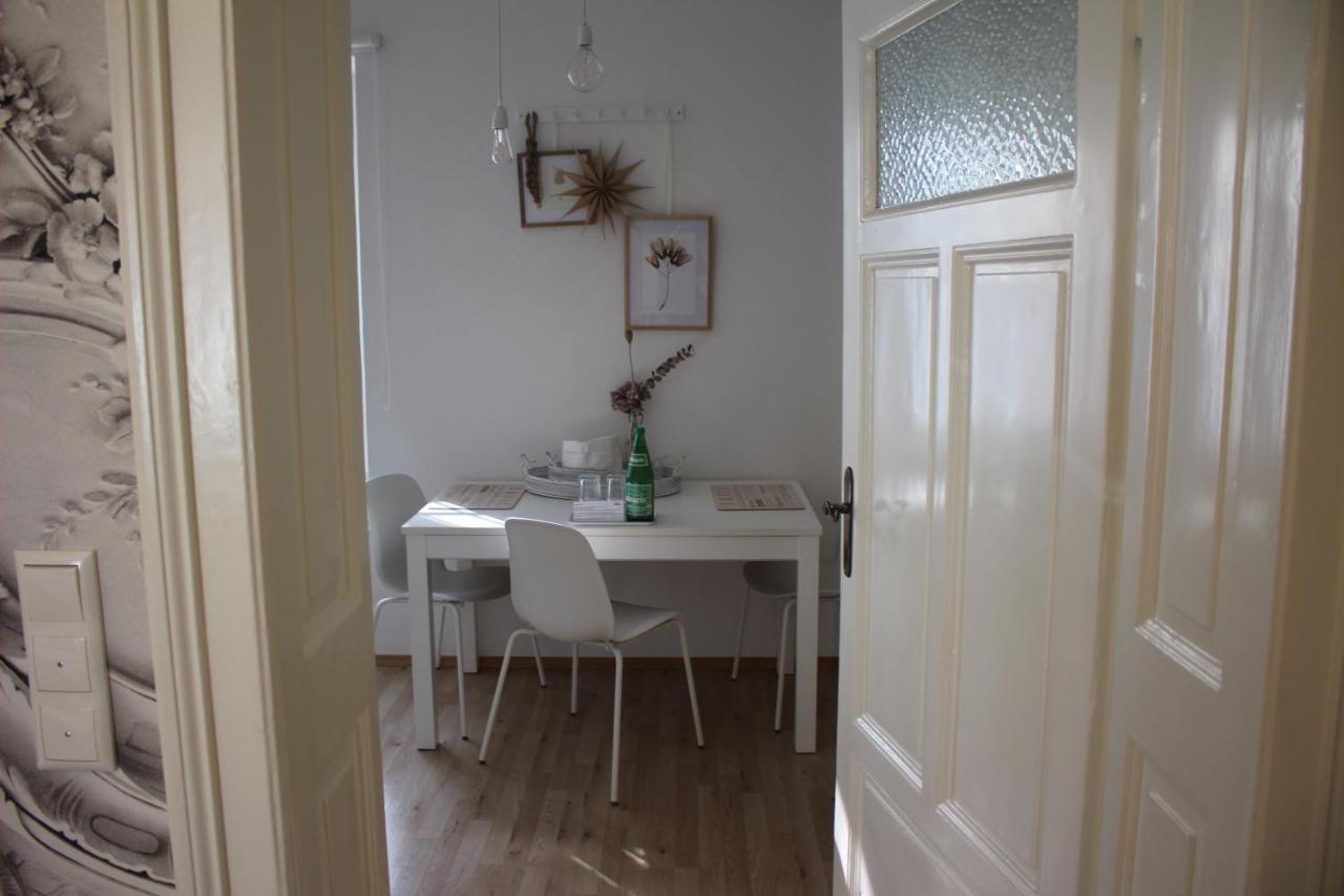 White Flat By Grazrentals With Cool Location & Free Parking Ngoại thất bức ảnh